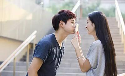 暮年暖意 一位男保姆带来的家庭温情